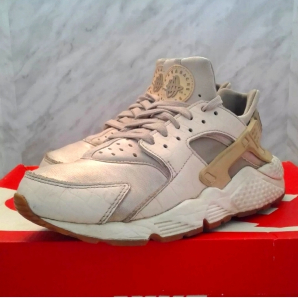 Nike Air Huarache run Oatmeal Khaki Sail Womens Size 8 Gum shoes  683818-102